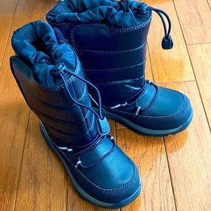NEW without tag or box kid’s Land Ends snow boot.